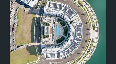 Spectacular Marina Apartment - Photo 2