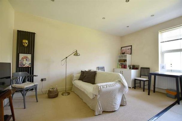 Nutfield Road, Redhill, RH1 - Photo 1