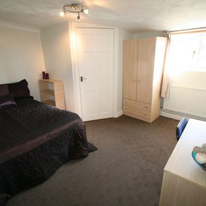 Flat 2, 329 KIRKSTALL ROAD Leeds - LS4 2HD - Photo 2