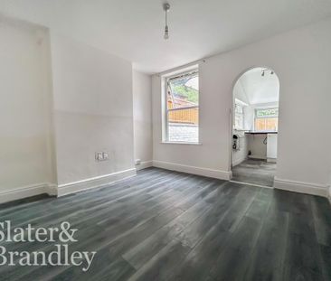 2 bedroom end of terrace house to rent - Photo 2