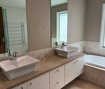 Irresistible Delight - Photo 3