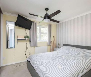 Kingslea, Horsham, RH13 - Photo 2
