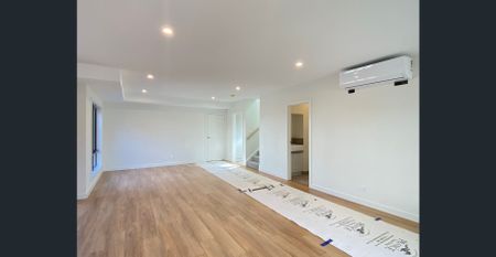 Nearly New 4 Bedroom Luxury Townhouse in Knoxfield! - Photo 2