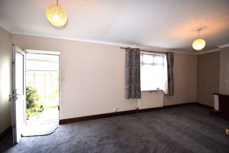 Three bedroom house ideal for working families- £2400 - Photo 2