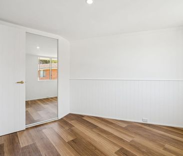 Stunning Renovated 2 Bedroom Apartment - Photo 6