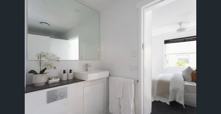 Art Deco Reimagined: Stunning Modernist Sanctuary - Photo 4