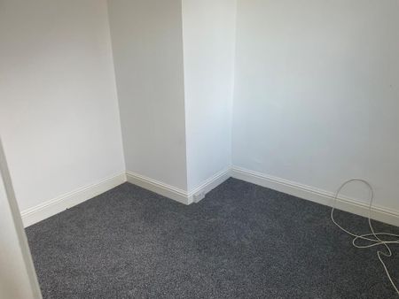 3 bedroom flat to rent - Photo 2