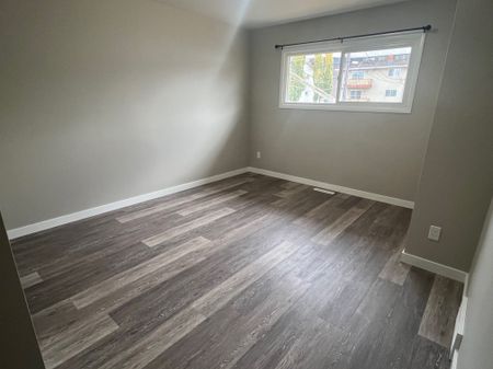 Small Pet Friendly, 2 Bedroom Duplex - Photo 2