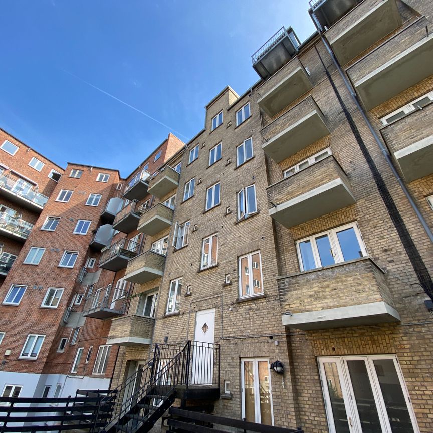 Centraltbeliggende og lys 2-værelses lejlighed med altan - Foto 1