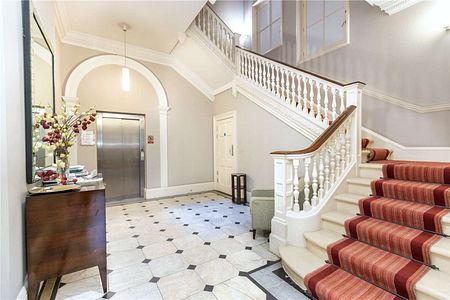 A bright and spacious two double bedroom apartment in a beautiful building close to central Mayfair. - Photo 5