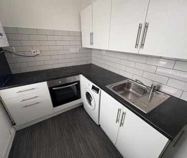 3 bedroom flat to rent - Photo 3