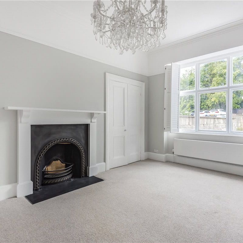 Wonderful Georgian Townhouse in Bath City Centre situated just off Queen Square with the benefit of a garden and an off street parking space. - Photo 1