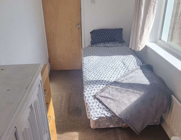 Berriman Close Bedroom 5 - Photo 1