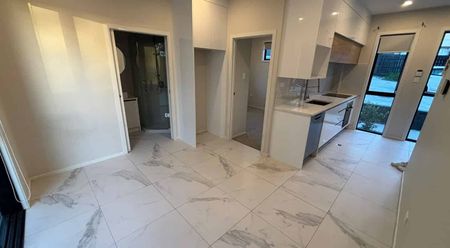 Modern 3 Bedroom Townhouse - Photo 5