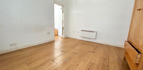 Studio Flat To Let - HP12 - Photo 2