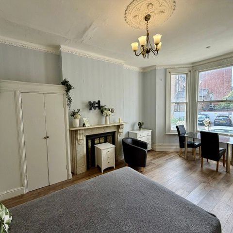 Studio Flat, Stanwick Road, W14 - Photo 1