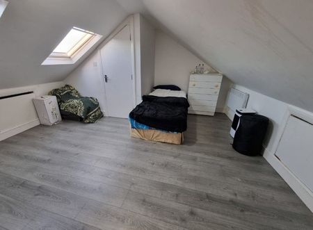 4 Bed Flat, Bushey Road, E13 - Photo 3