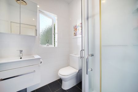 A Charming Retreat with Pet-Friendly Comfort - Photo 5