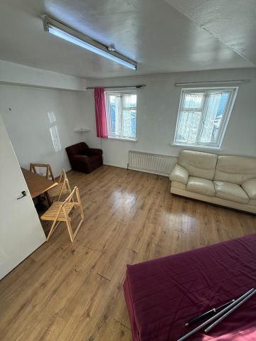 3 Bed Flat, Ealing Road, HA0 - Photo 2