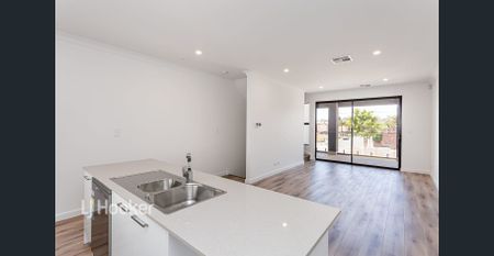 Stunning, Spacious Living - Photo 3