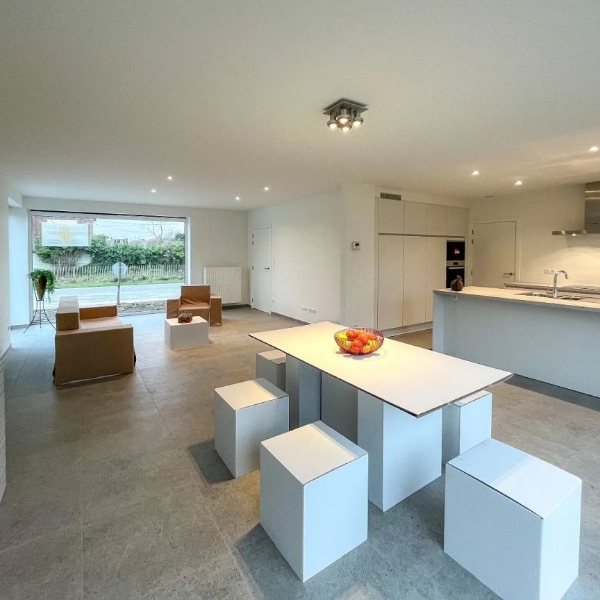 Ruime energiezuinige nieuwbouwwoning (type halfopen) (2024) met carport op 247m² gelegen te Houthulst. - Foto 1