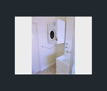 Convenient Location! walk to transport and shops, sunny balcony! - Photo 2