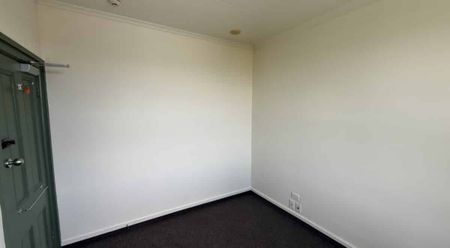 Bright Room in Central Shared Home - Photo 4