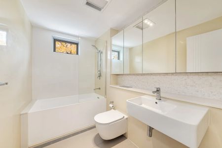 Stunning Two-Bedroom Apartment in Highly Sought-After 'Orinoco Gardens' Complex - Photo 4