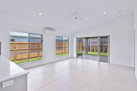 EXECUTIVE ENTERTAINER WITH SOLAR IN MUCH SOUGHT AFTER SMITHFIELD VILLAGE! - Photo 4