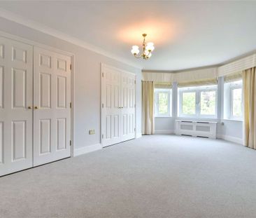 A spacious and well-presented apartment with secure parking, ideall... - Photo 5