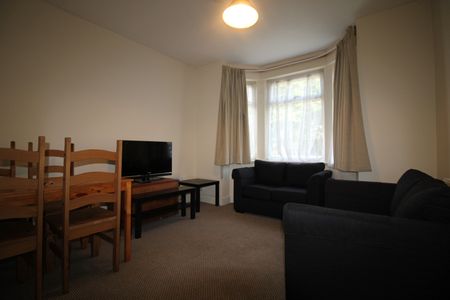 4 Bed Semi-Detached House, Burgess Road, SO17 - Photo 2