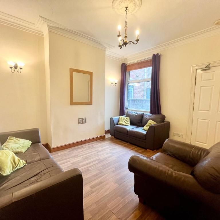 4 bedroom terraced house to rent - Photo 1