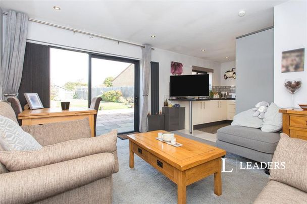 2 bedroom bungalow to rent - Photo 1