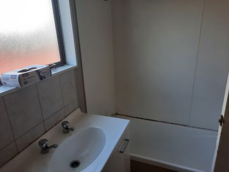 Two weeks rent free - Three Bedroom Home - Photo 4