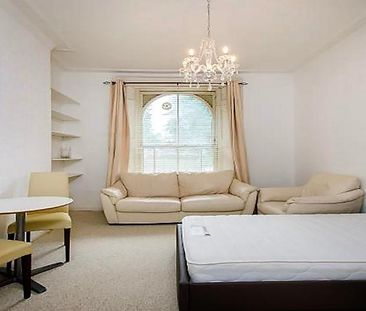 Spacious studio within a period house and access to garden - Photo 3