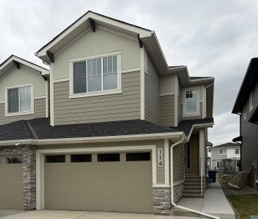 Upgraded 3 Bedroom + Den | Double Attached Garage | A/C — 3 Bedroom... - Photo 1
