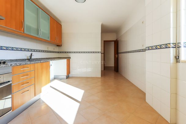 Apartamento T2 com garagem para arrendar no Jardim da Radial_Odivelas - Photo 1