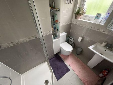 4 bedroom semi-detached house to rent - Photo 5