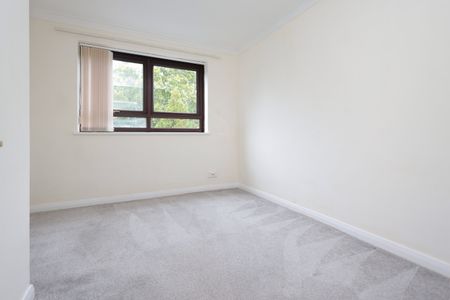3 bed flat to rent in Western Road, Poole, BH13 - Photo 4