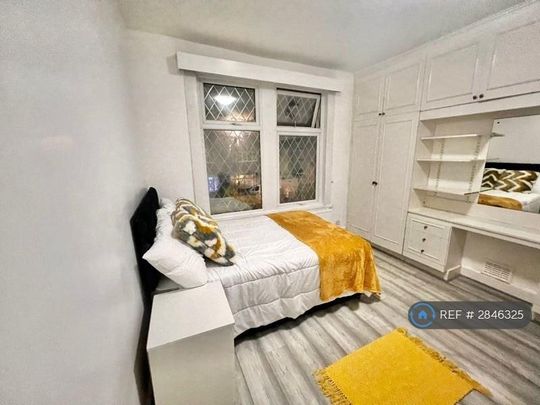 1 bedroom in a flat share to rent - Photo 1