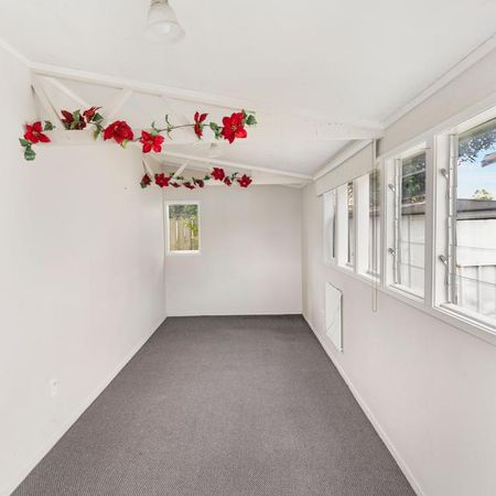 Three bedroom home in Manurewa! - Photo 2