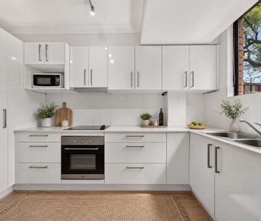 PRIVATE FAMILY TOWNHOUSE WITH DIRECT STREET ACCESS - Photo 6