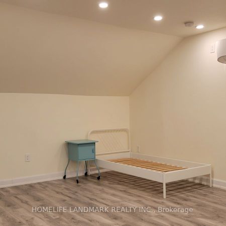 For Lease - 34 Ulster Street Unit# Bachelr, Toronto, Ontario - Photo 3