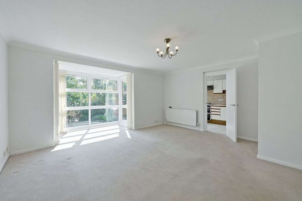 A light and well-positioned apartment in a much sought after private road in Windsor. - Photo 1