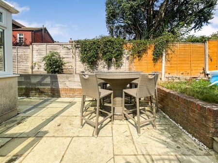 3 bedroom semi-detached house to rent - Photo 2