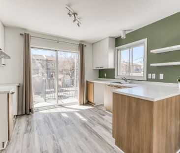 MAGNIFIQUE 4 1/2 RÉNOVÉ AU COMPLET À SAINTE-THÉRÈSE - Photo 2