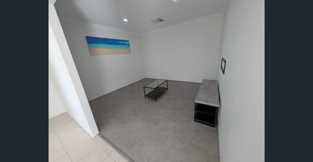 Modern semi-furnished house in a conveniently located quiet pocket - Photo 1