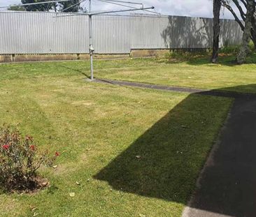 LARGE 4 BEDROOM, 1 BATHROOM FAMILY HOME - Photo 2