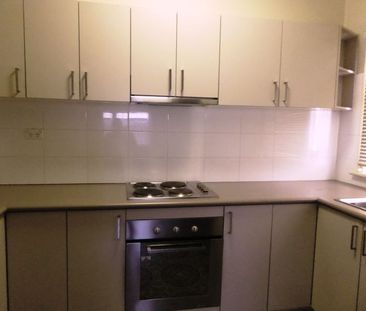 FANTASTIC THREE BEDROOM FAMILY HOME! - Photo 2