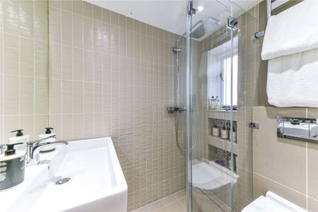 A larger than average, beautifully presented one-bedroom garden maisonette with its own private entrance, ideally positioned on the highly sought-after Princess Road in the heart of Primrose - Photo 2